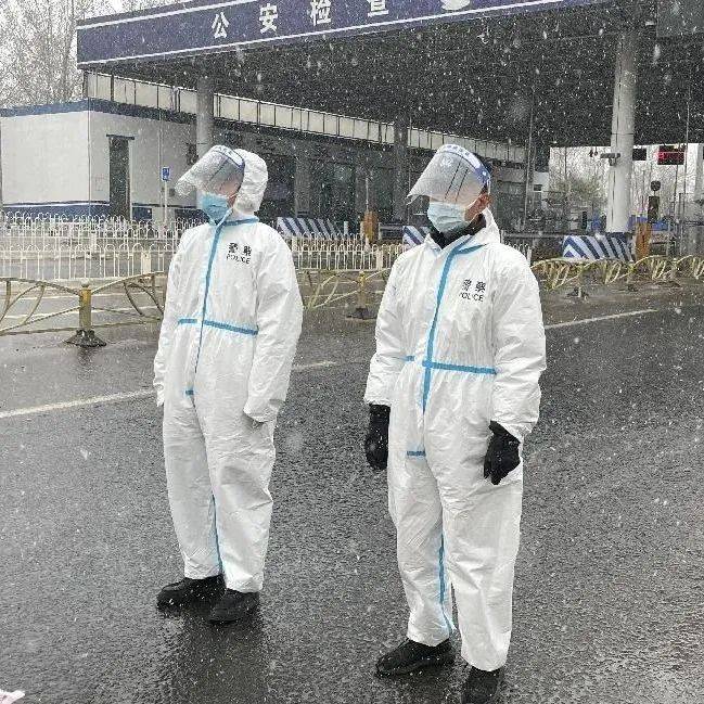 【战“疫”诗歌】风雪“战疫” 党旗红_防疫_公安_坚守