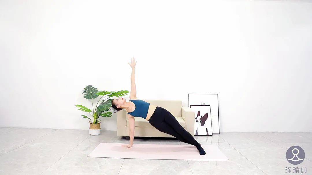 08再将双脚倒向右侧,打开左手臂向上,侧腰推高,停留五个呼吸,再换侧