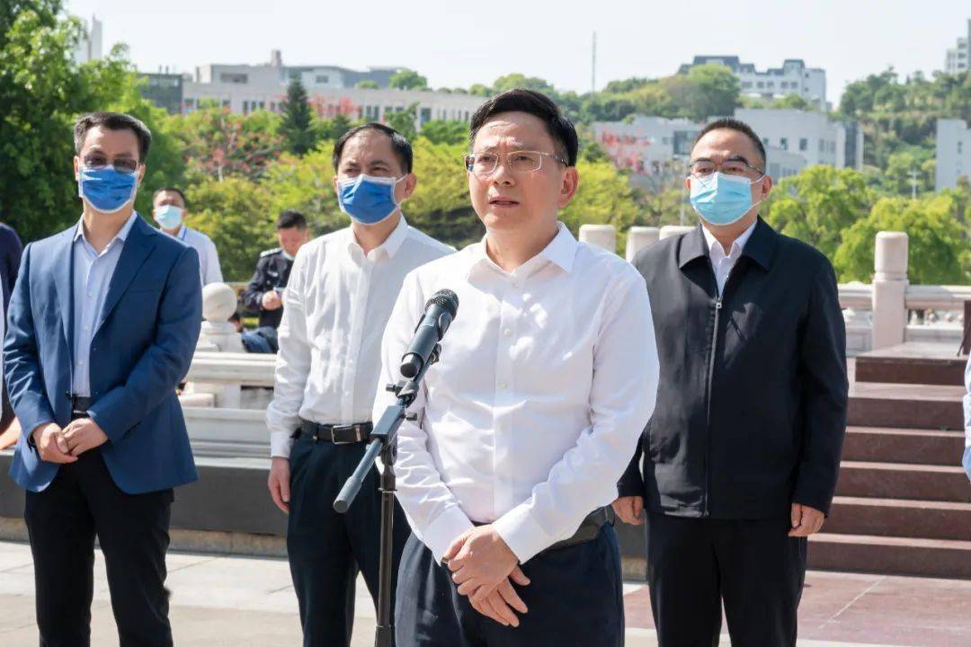 出征仪式开始时,市委书记付朝阳首先向医疗队转达了省委书记尹力的