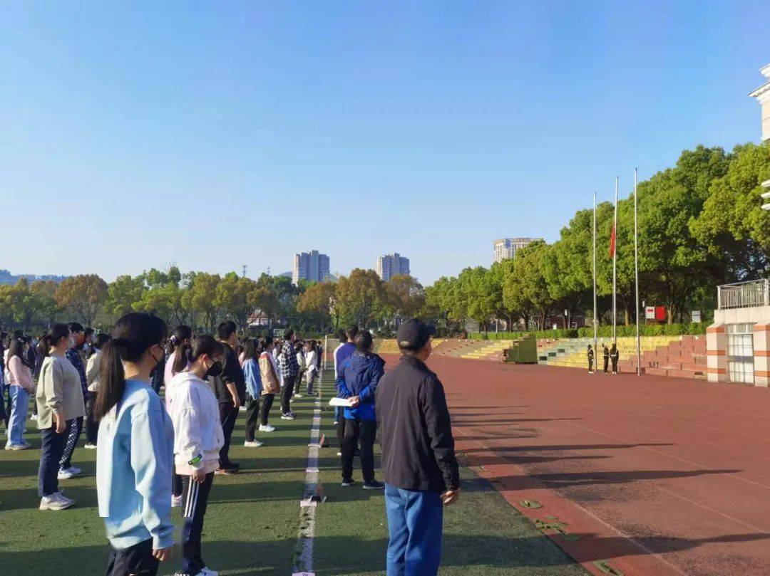 发扬抗疫精神 胸怀责任担当——铜陵一中举行高三年级返校复学升旗