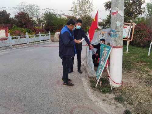 不要扎堆聊天……"4月9日,在柘城县牛城乡单桥村,驻村第一书记张铁像