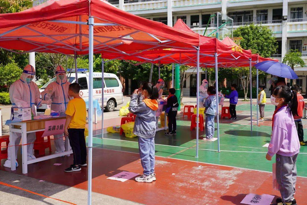 4月8日上午,梧州市人民醫院的醫護人員在市紅嶺小學對師生員工進行