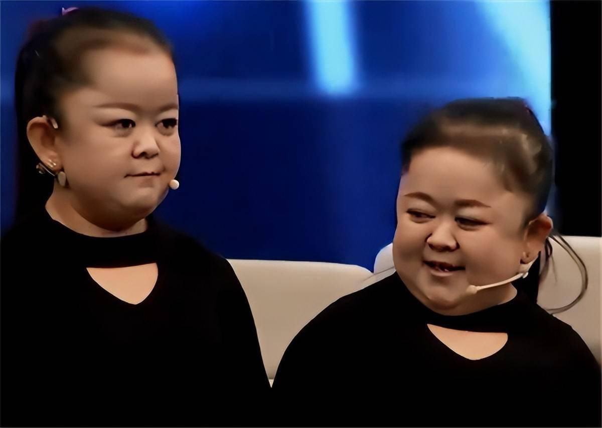 袖珍姐妹生了3个孩子,老公一上场,主持人直呼:好帅啊_杨春_姐姐_杨丽