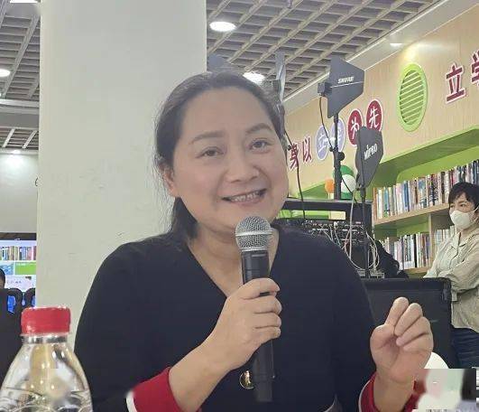 毛艳阳今天在现场我感受到了小朋友们给我带来的惊喜,孩子在舞台上