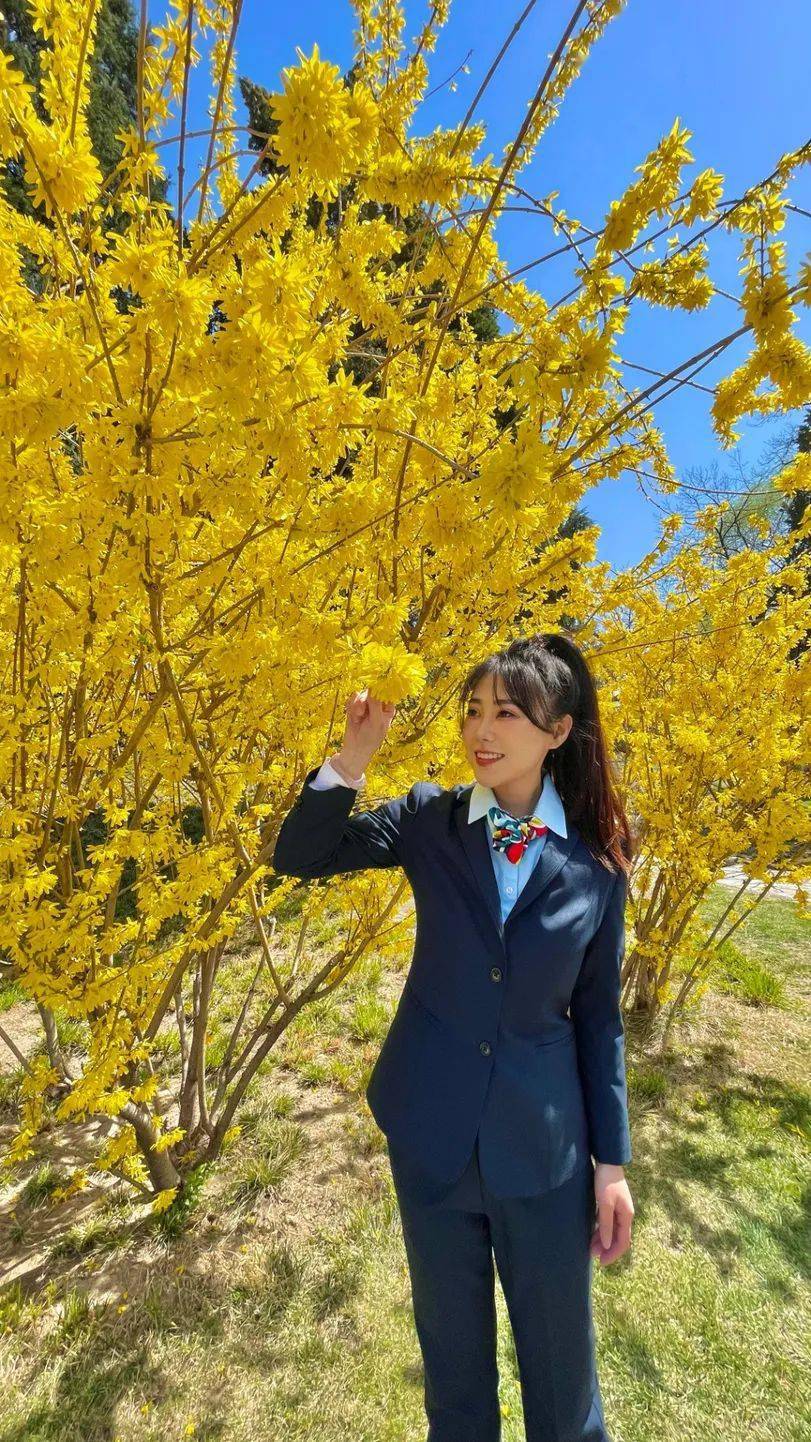 邮政小姐姐送来最美四月天