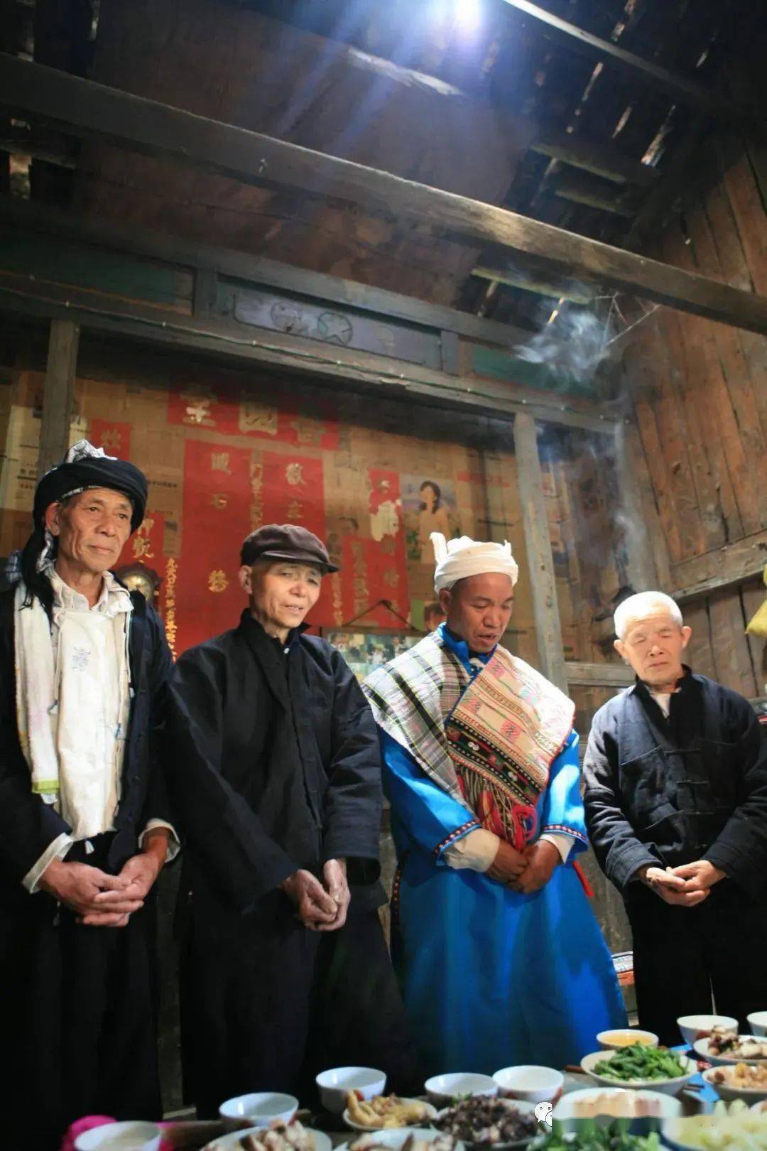 彝族服饰,白彝一般衣尚白, 黑彝衣色以黑,蓝等色为主,红彝则崇尚红色.