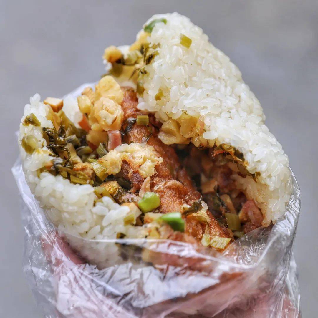 图源@温州深夜食堂爱吃甜口的则以猪油打底,糯米上裹满芝麻,再撒上