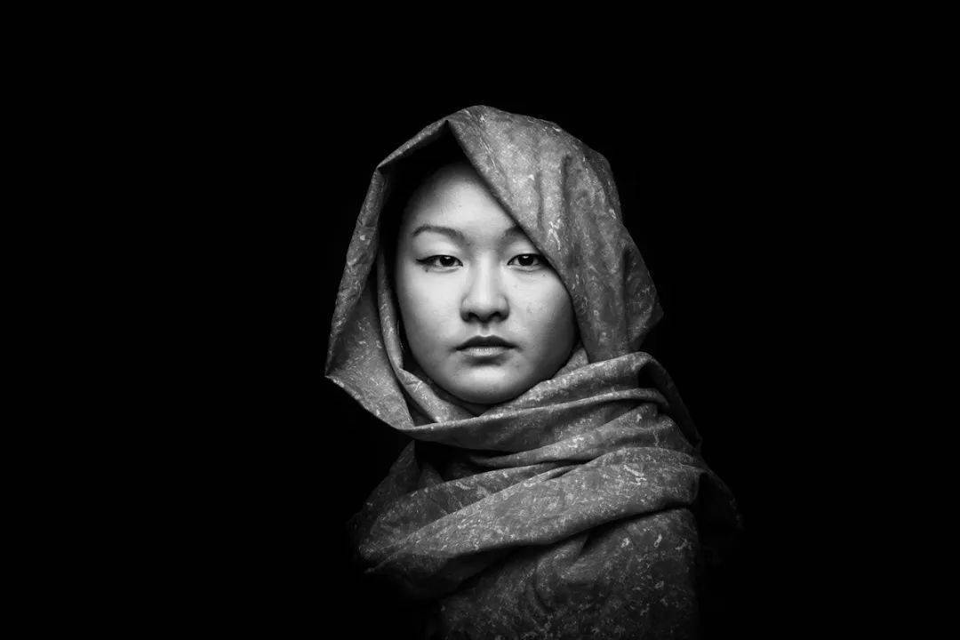 摄影师镜头中透视灵魂的黑白肖像