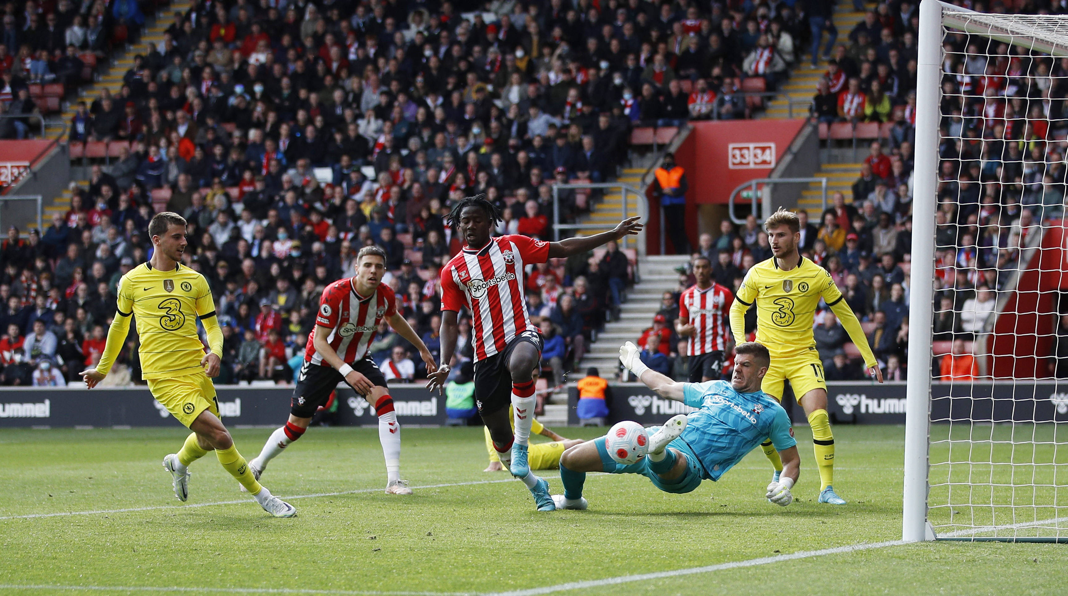 英超足坛震动！6000万镑球星伦敦街头遭持枪威胁，嫌疑人竟是业内经纪人