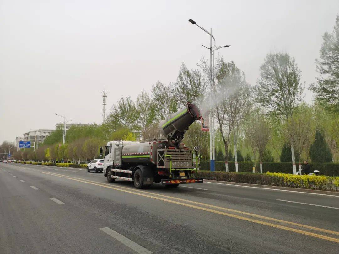 人工为辅"的形式,全队2辆高压冲洗车,9辆洗扫车,4辆洒水车全部上街