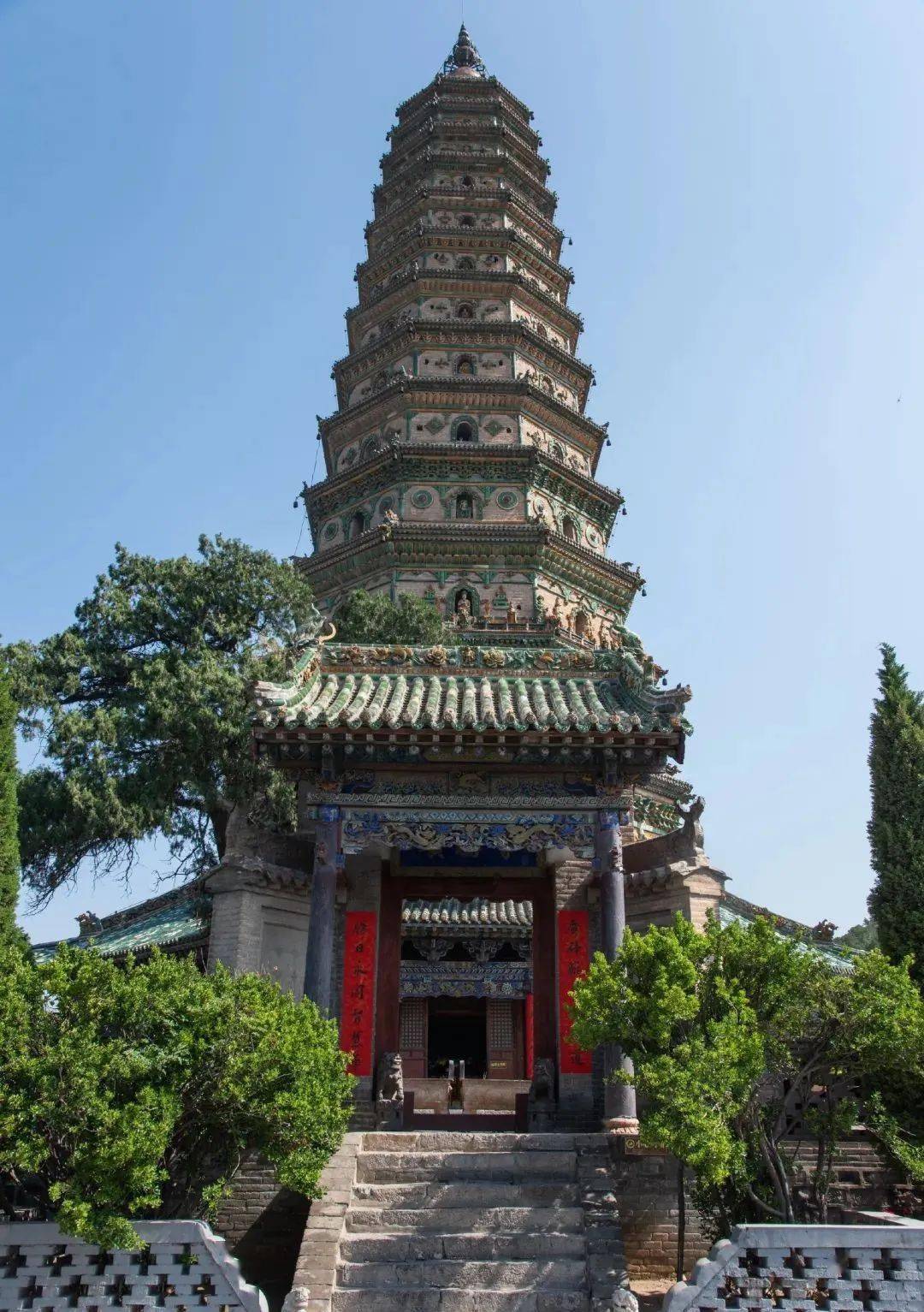 之外独立的塔有以单座双塔塔群以至塔林出现