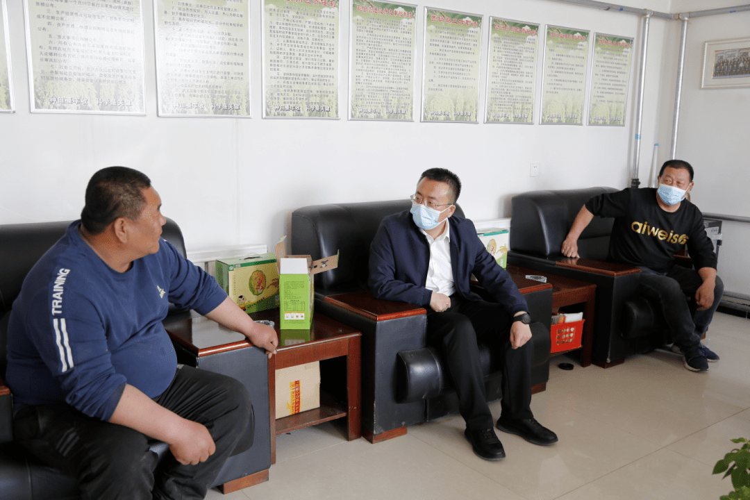 4月3日上午,任玺指挥调度第四轮区域核酸检测工作,督导核酸采样,转运