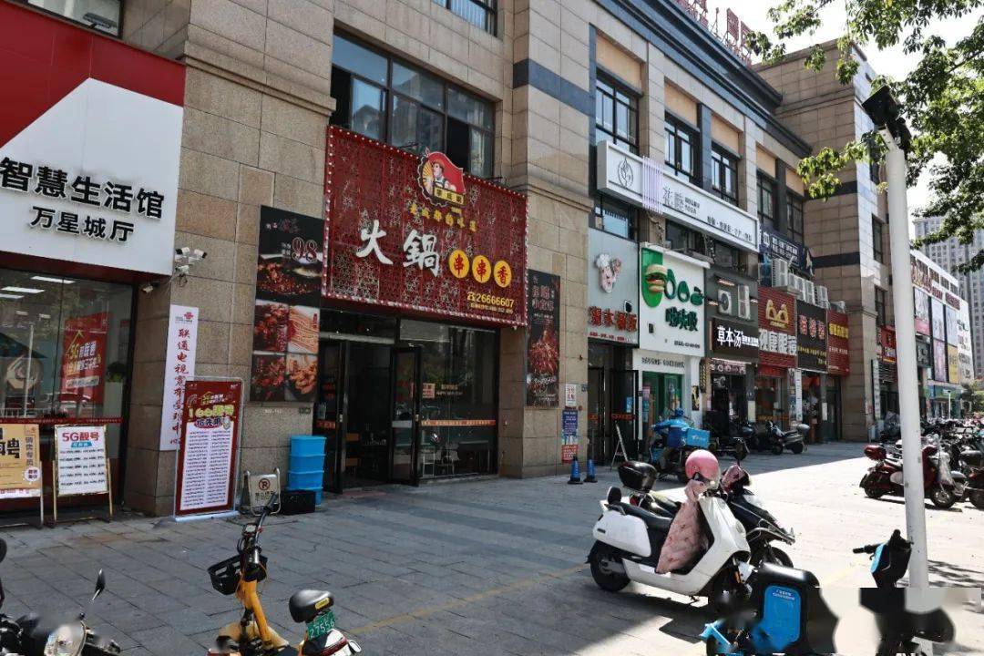 在连江万星城商业街记者跟随执法人员走进餐饮场所由于未到饭点店内