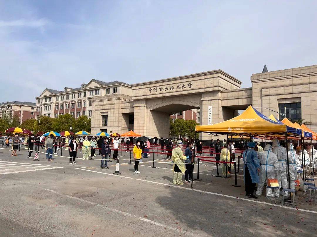 金山这所大学的师生化身大白奋战一线用行动彰显担当