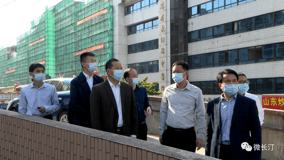 赖进益一行先后来到南寨二中路口,营背街,中云财富小区,中心坝社区,苍