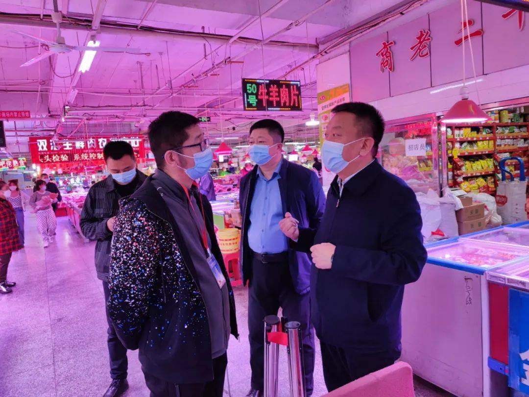 尖山区委副书记区长王言磊带队检查社区疫情防控和社会面管控工作落实