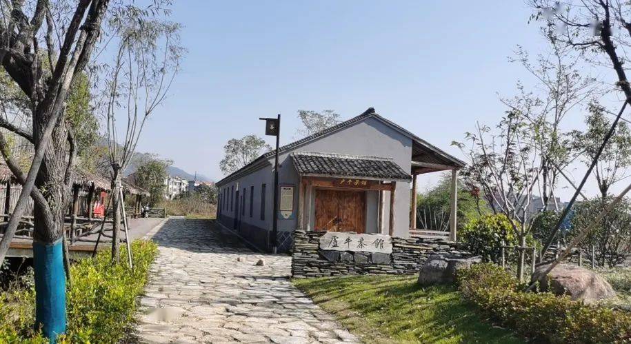 卢牛茶馆靠近北后周村庄边缘,独门独户,曾是革命烈士卢牛的故居,是