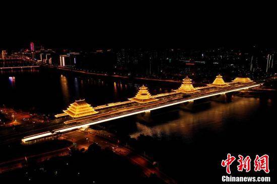 航拍广西柳州首座公轨两用大桥夜景