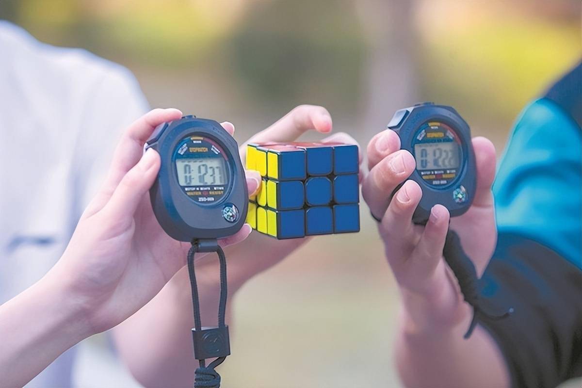 从事魔方培训事业今年22岁的陈新运是中国魔方圈子里面有名的"高手"