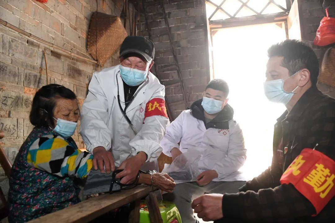 徐江涛学的是临床医学,今年即将毕业的他在村卫生室跟班学习,还积极
