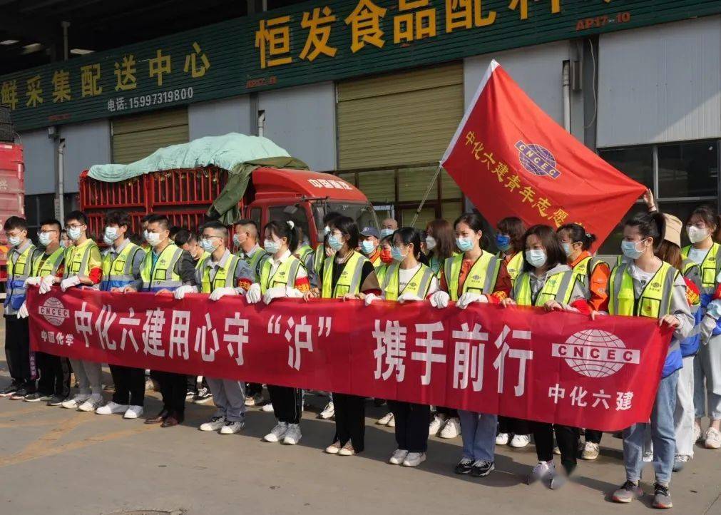 下午1點志願者們趕到人民廣場乘車點,集體乘車前往竹葉山農產品交易