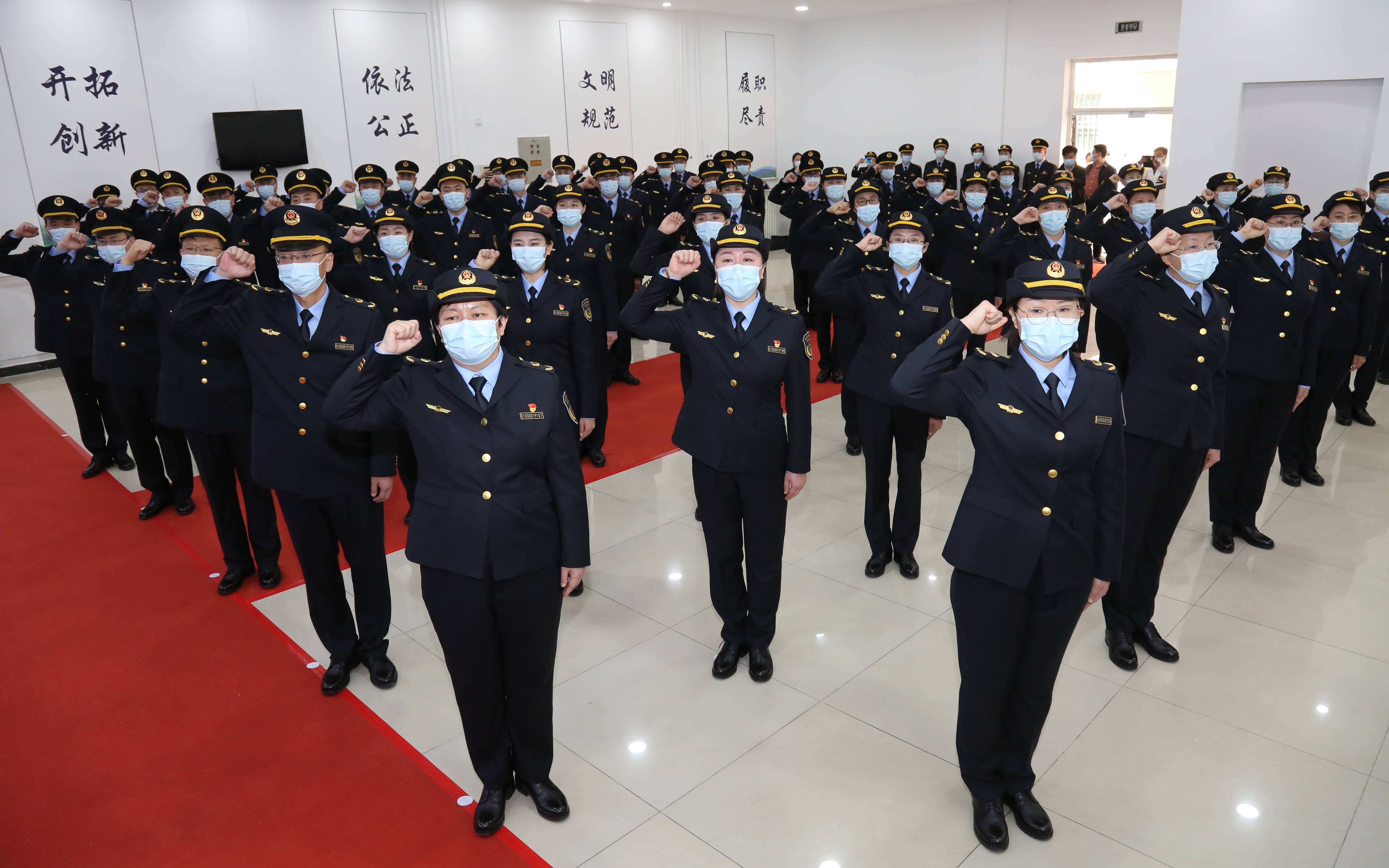 制服,臂章通用图案由盾牌,松枝以及中华人民共和国农业执法字样组成