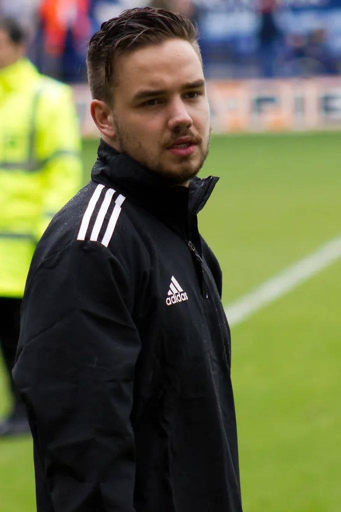 liam payne 转职去踢足球了…