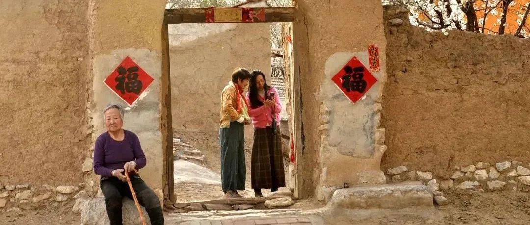 【1度】霍文亮:《门里门外》——读周礼忠的摄影_大娘_大门_院里