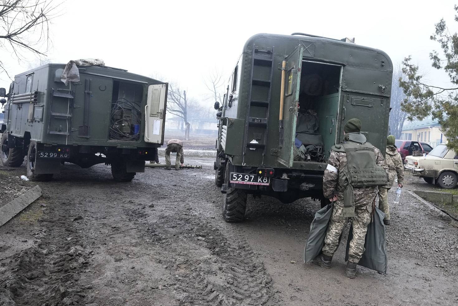 乌军方称俄军在乌东地区部署工作接近完成，预计将在当地爆发激烈冲突_新浪新闻