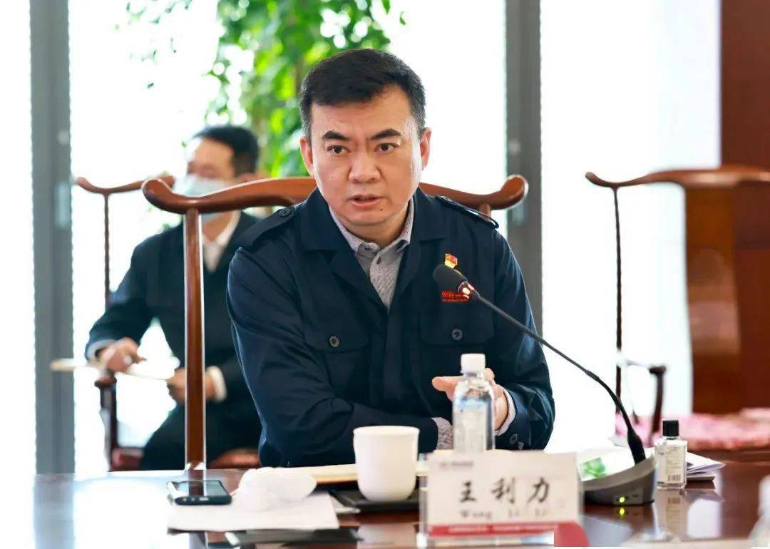 汇报了集团一季度财务指标,经营情况等;张立华,柴树满,王利力点评一季