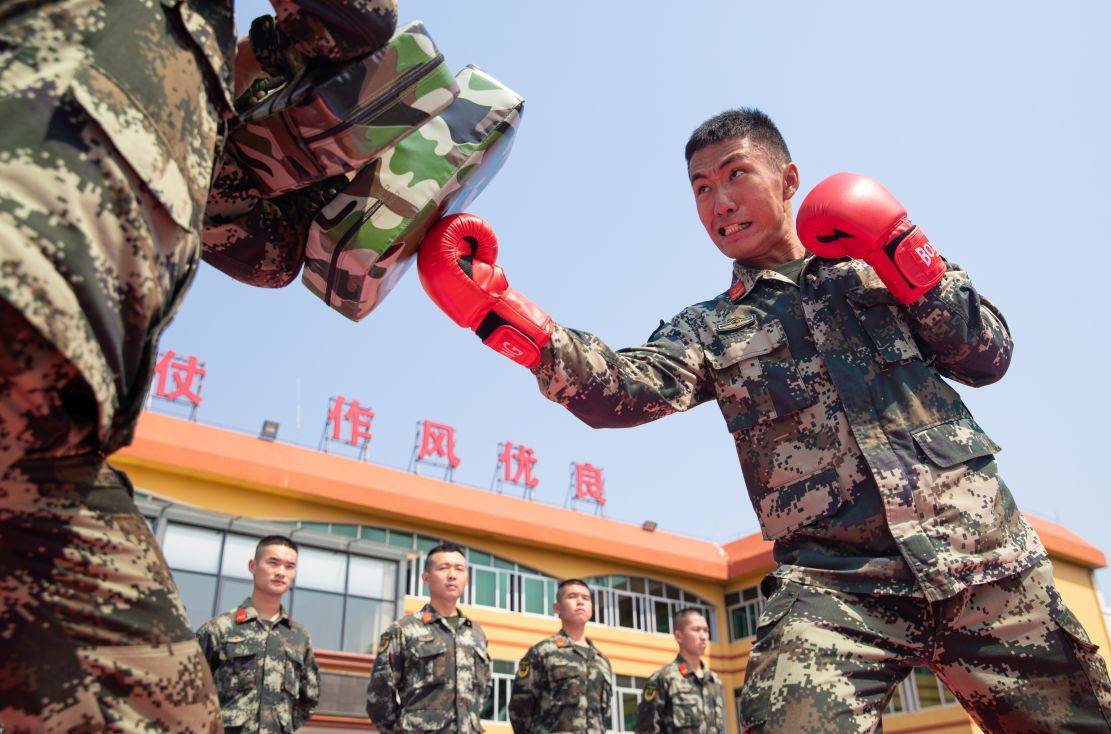 武警官兵紧贴实战开展搏击训练_徐世立_武警广西总队_军人