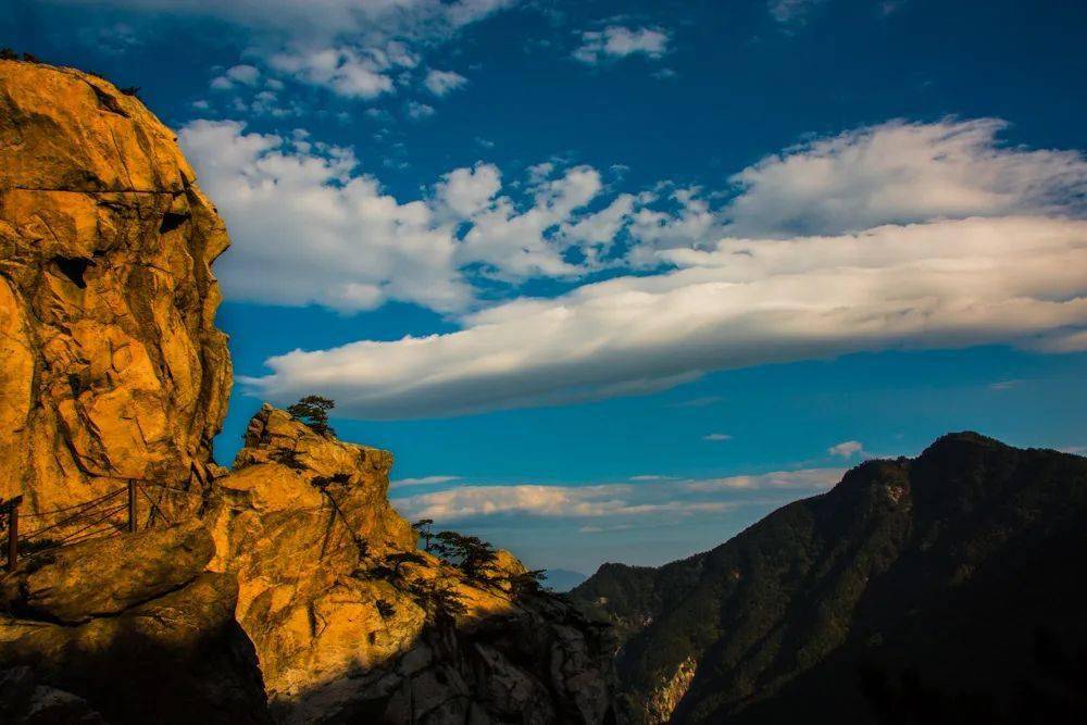 大别山哲人峰图片