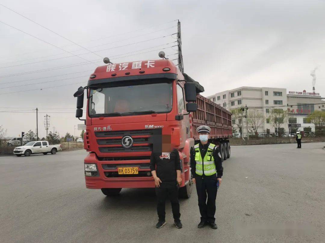 榆林公安交警開展大型貨運車夜間突擊整治活動