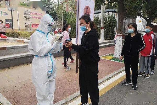 龙泉苑社区志愿者徐婧文助力全员核酸检测工作人和社区