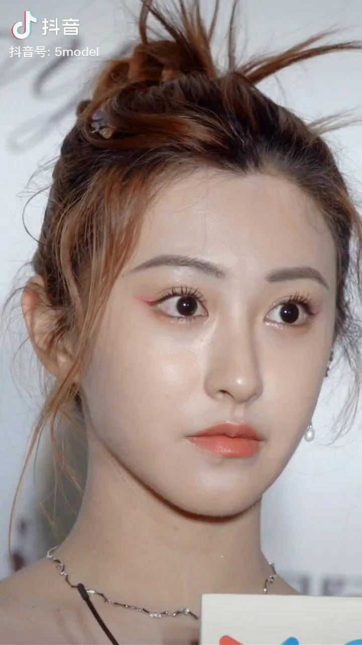 2021时装周嘉宾朱圣祎