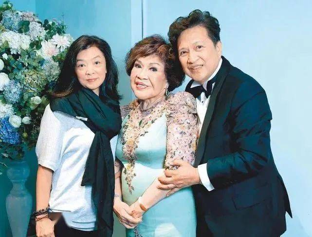 陈玉莲晒合影脸很自然但61岁还是很有气质明星老了也很出众