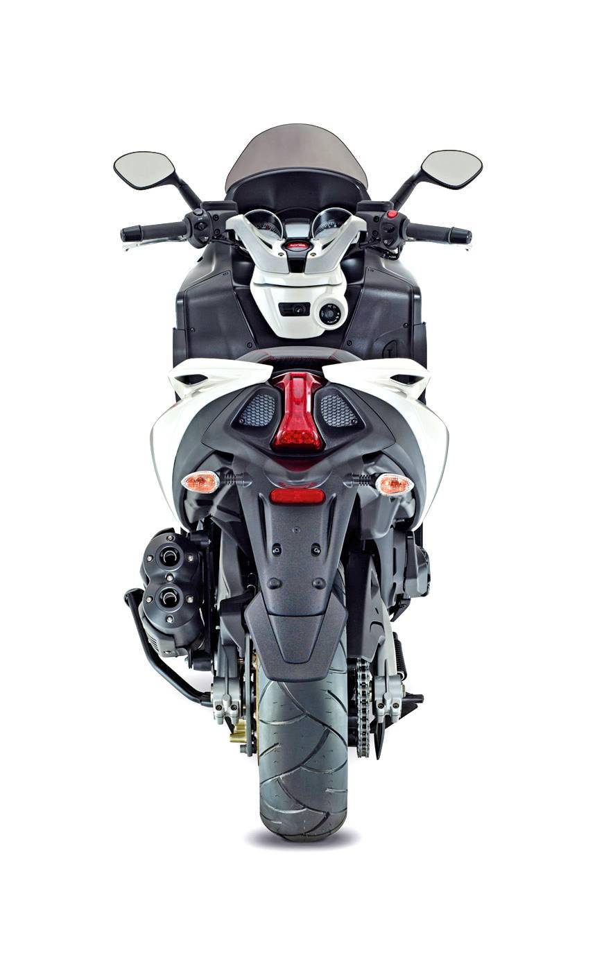 下面的图片,阿普利亚 2016&apos srv850 atc 重型踏板(资料图片).