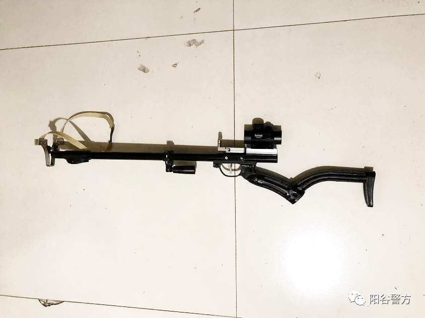 在树林中进行狩猎,已狩猎一只灰色的斑鸠,民警当场对崔某所持弹弓枪和