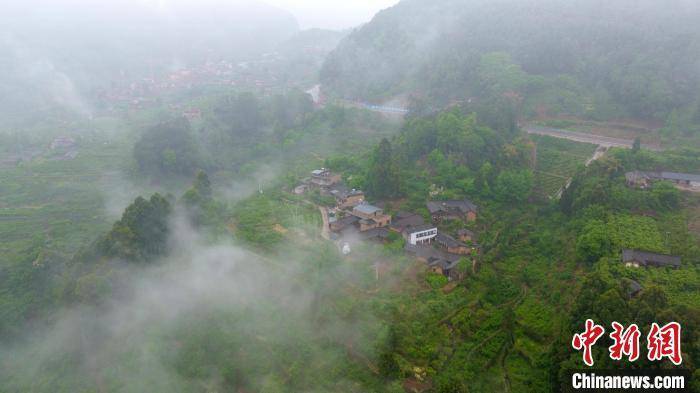 航拍四川春雨后隐藏山间的“幸福古村”