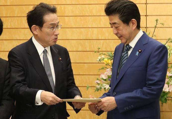 侃天下执政半年岸田密会安倍他才是岸田丸的掌舵人