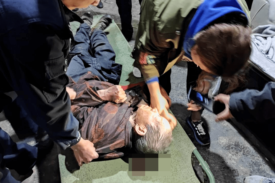 退伍老兵摔倒陷入昏迷路人民警护士全力急救