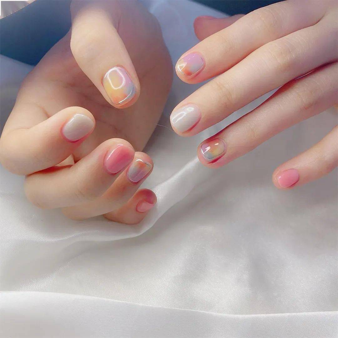 短指甲的美甲款式特别适合学生党和上班族哦