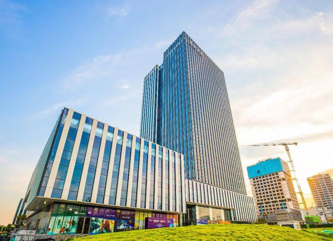 铁四院(光谷)高科创新基地,又名慧谷大厦,位于光谷科创大走廊创新主轴