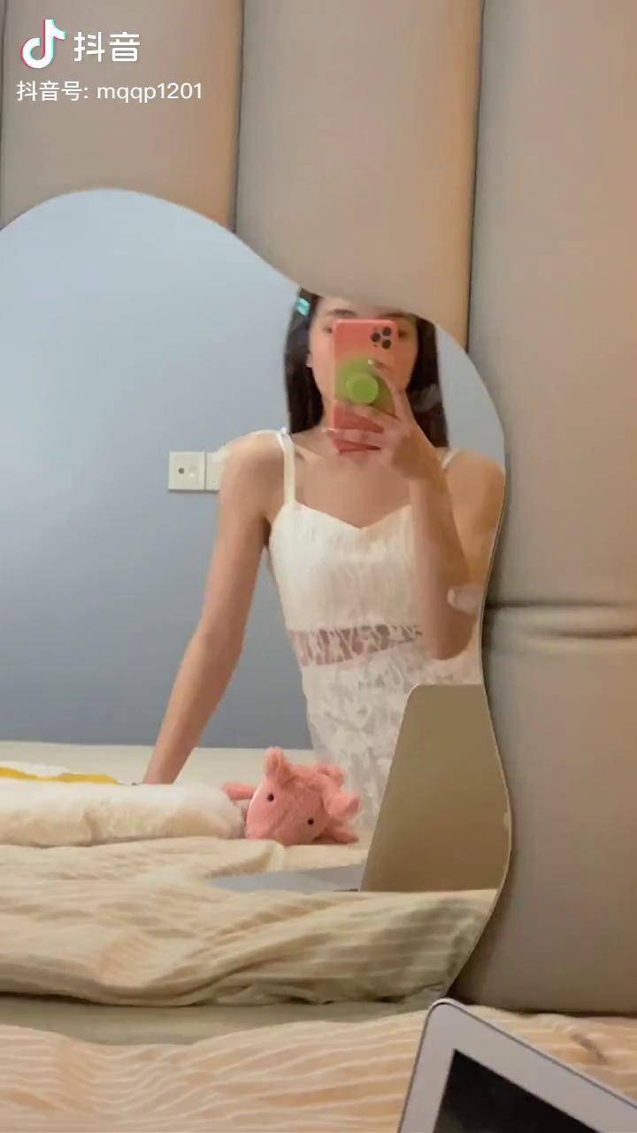 因为bgm好听硬凑出一个在家对镜自拍纯欲在找教程拍照姿势雨下整夜
