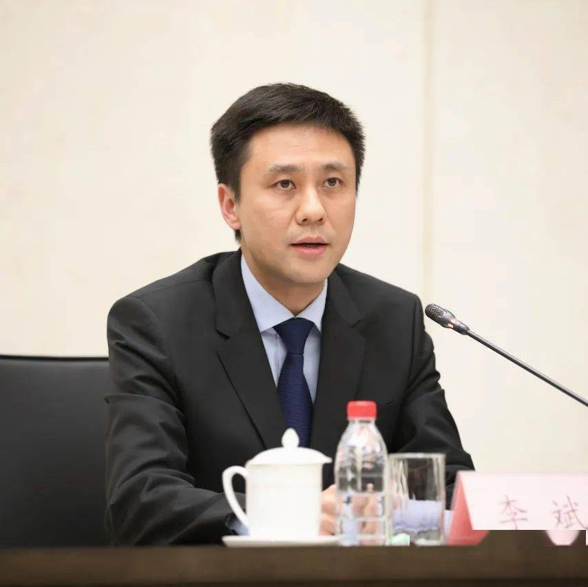 宏观审慎局局长李斌日前央行批准了两家机构的金融控股公司的牌照