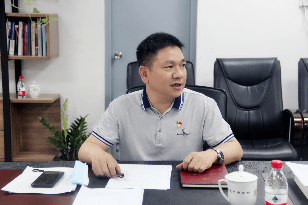 张龙书记为党员上党课张龙同志强调,当前全球新冠肺炎疫情仍然十分