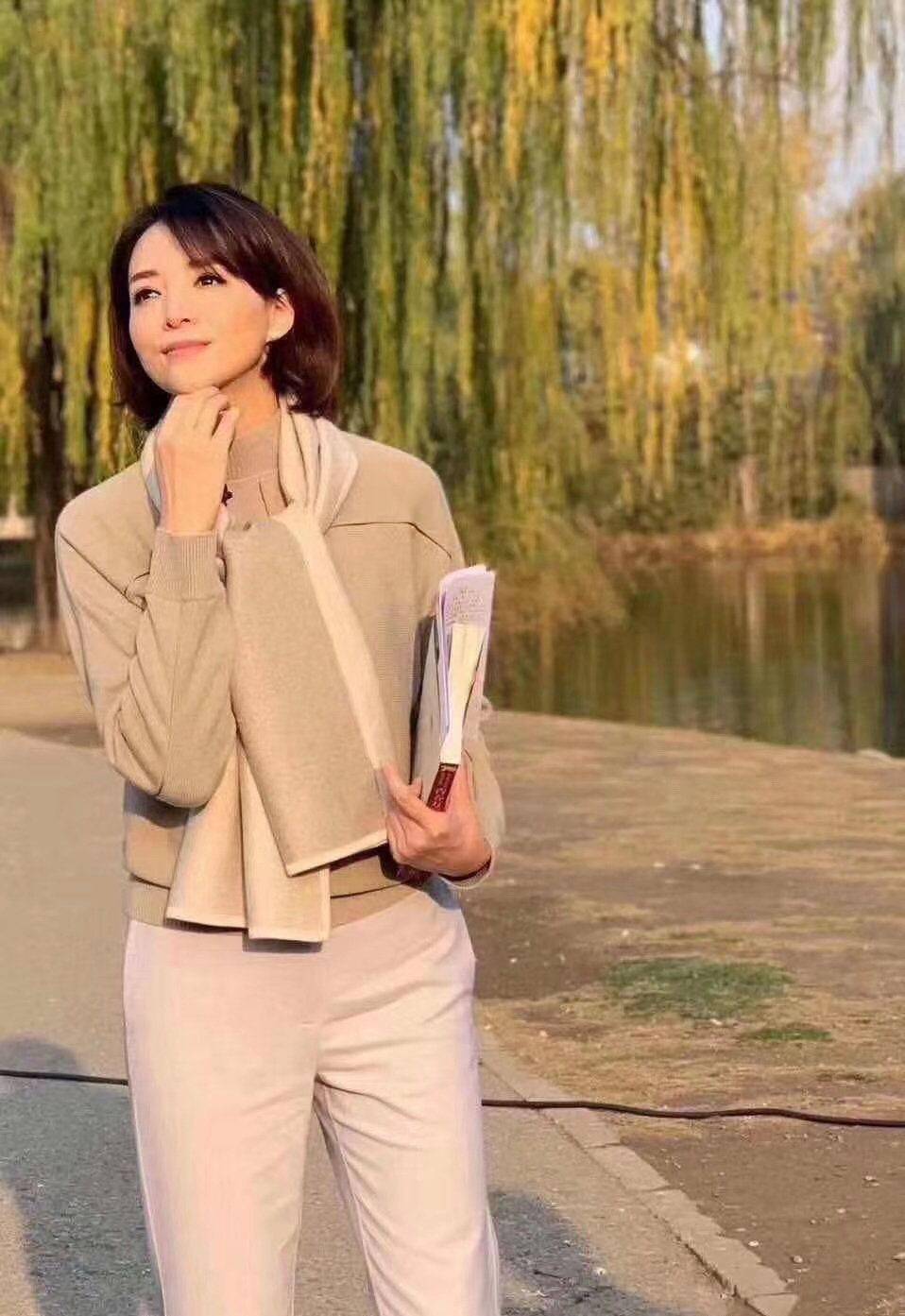 董卿穿碎花裙乐福鞋,打造色系层次感,即使素颜也美的自然脱俗