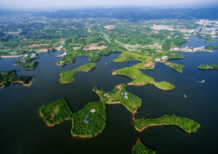 三岔湖景区位于四川成都简阳市龙泉山东麓三岔镇.