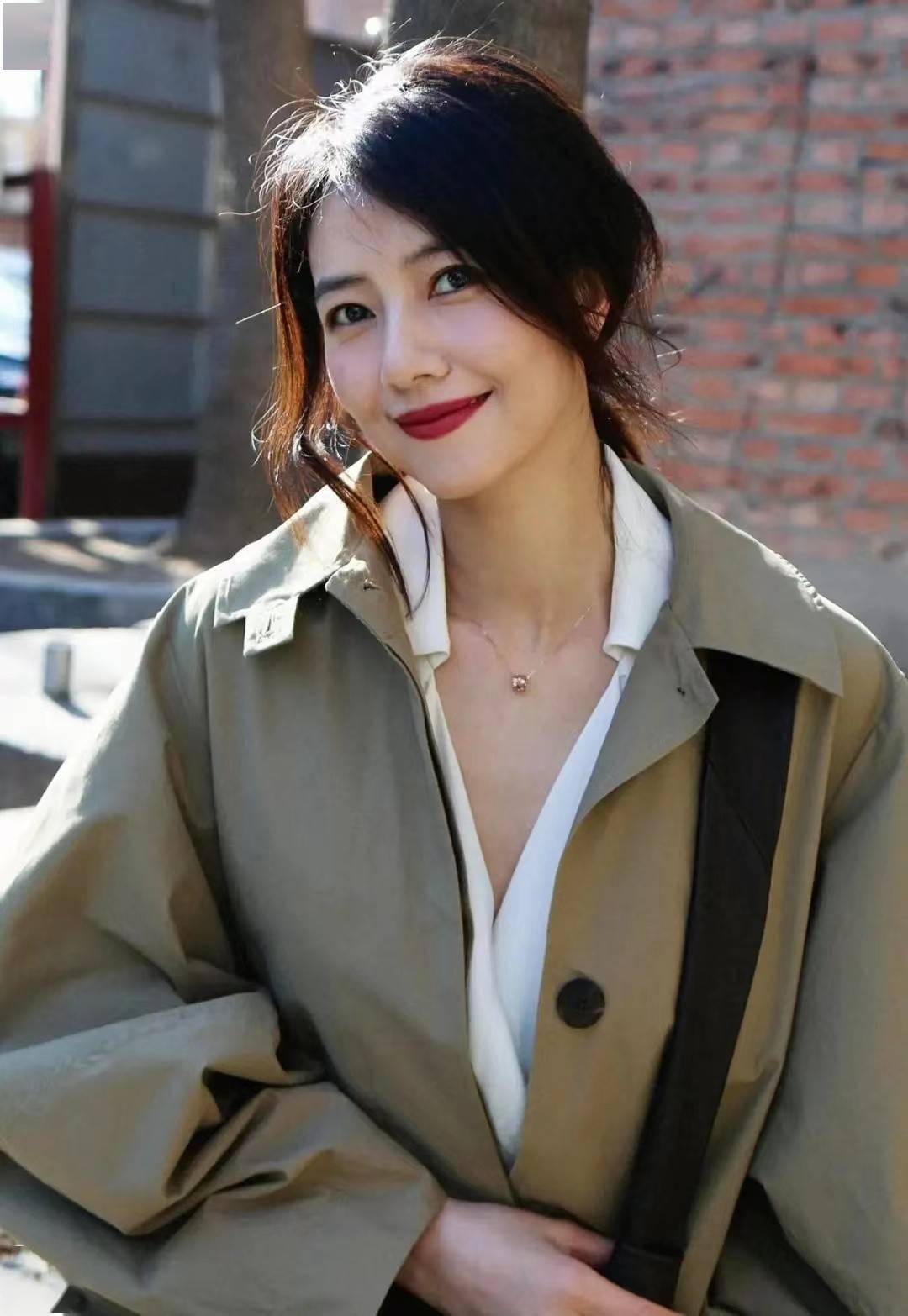 高圆圆难得精心打扮穿风衣搭衬衫气质高级涂红唇更显女人味