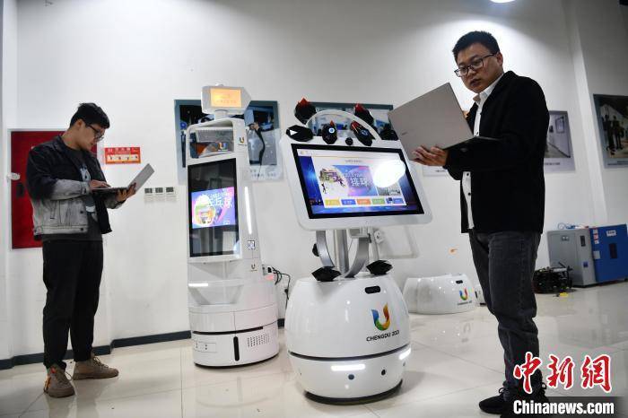 成都专门服务大运会的蓉宝机器人亮相